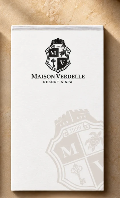 Bloc-notes d'hôtel compact 3,5 x 5,5 po à votre logo à côté d'un téléphone de chevet