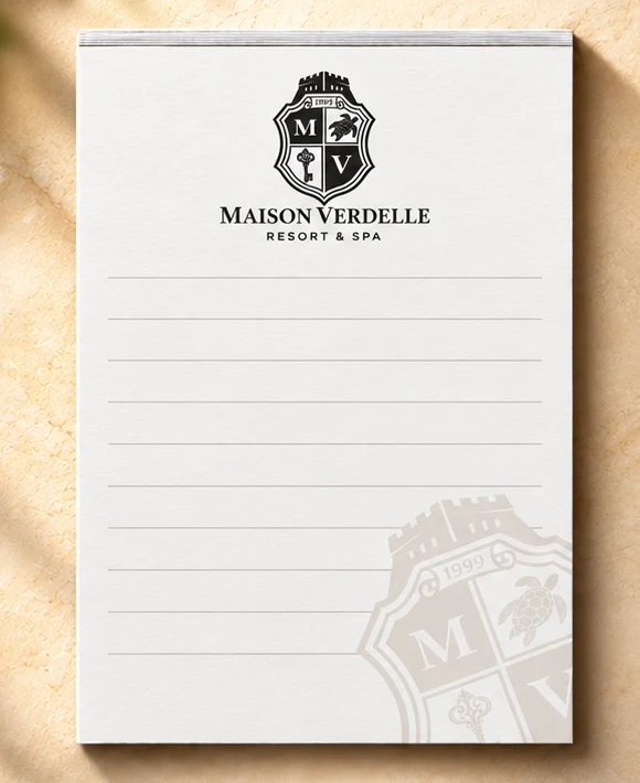 Bloc-notes d'hôtel 5 x 7 po imprimé au logo de l'hôtel, avec lignes et adresse, sur un bureau