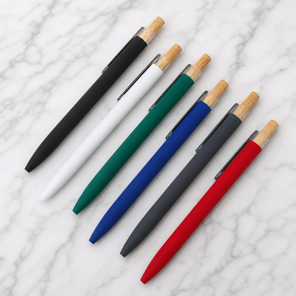 Stylos soft-touch à bout en bambou en noir, blanc, vert, bleu, gris et rouge