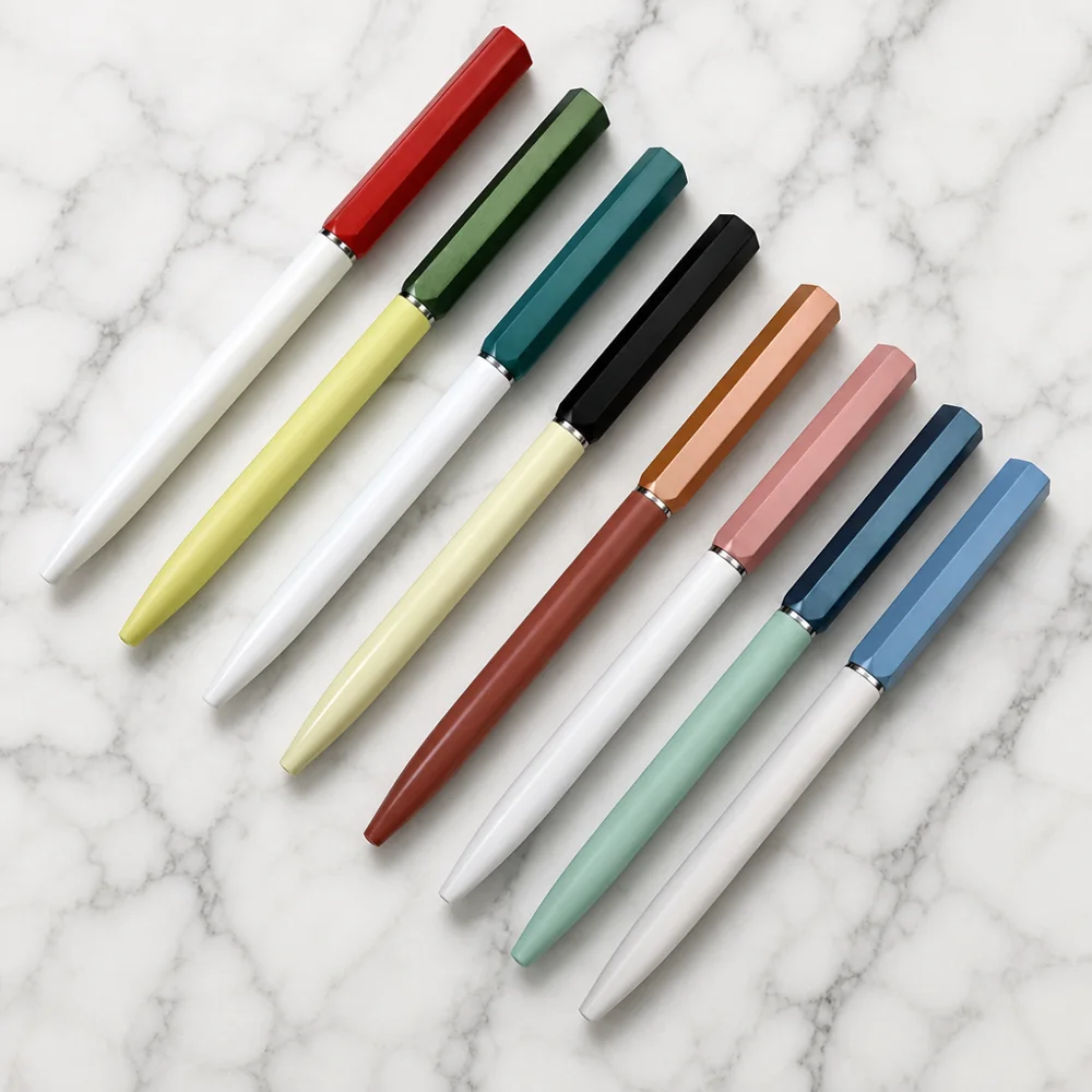 Stylo rotatif bicolore à capuchon facetté en rouge, vert, sarcelle, noir, orange, rose et bleu