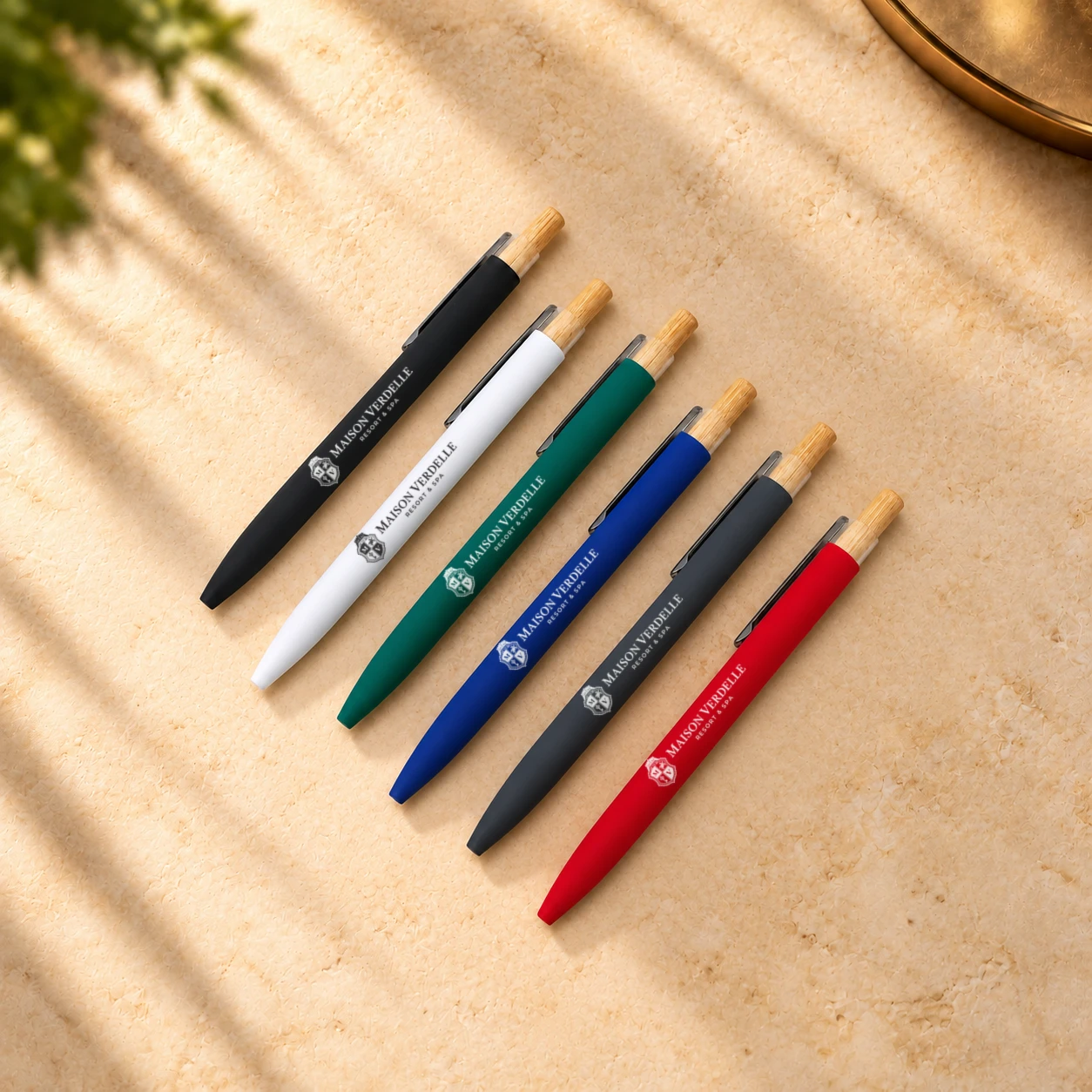 Stylos d'hôtel personnalisés noir, blanc, vert, bleu, gris et rouge avec bouchon en bambou