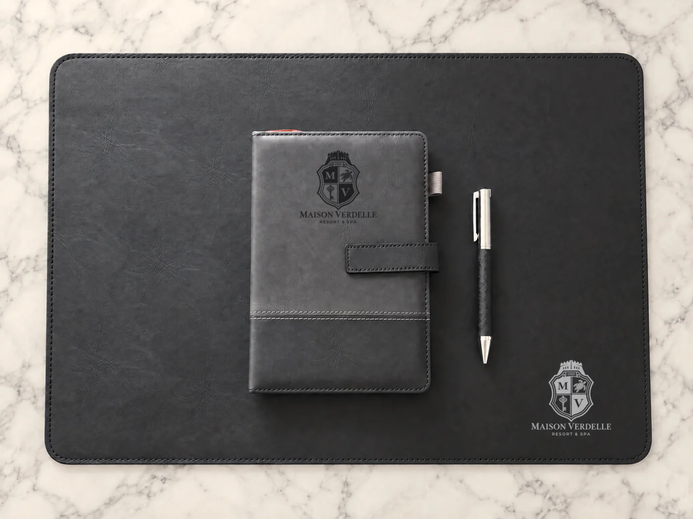 Ensemble VIP en cuir noir : sous-main, carnet et stylo à votre logo