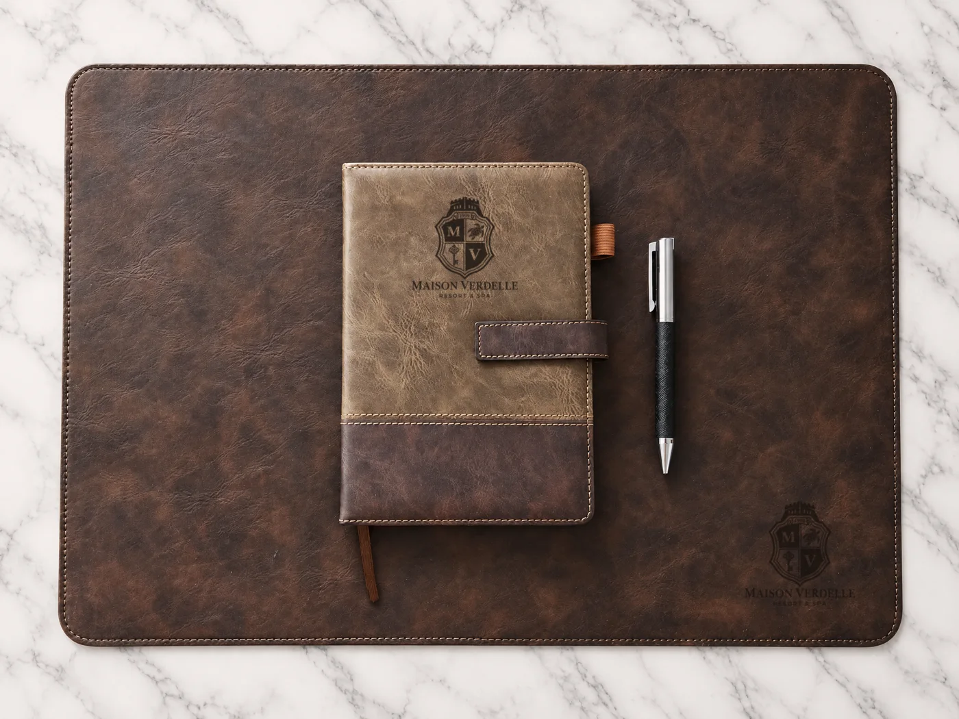 Ensemble VIP en cuir brun : sous-main, carnet et stylo à votre logo